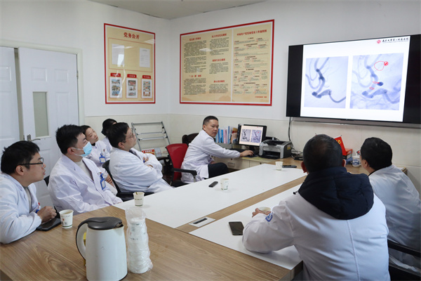 ���Ҵ����ͱ�������ѧ�Ʒ�չ��������ʡר�ҷ����ų�Ա�����ƽ���ݰ�پ������е�������ҽԺָ������