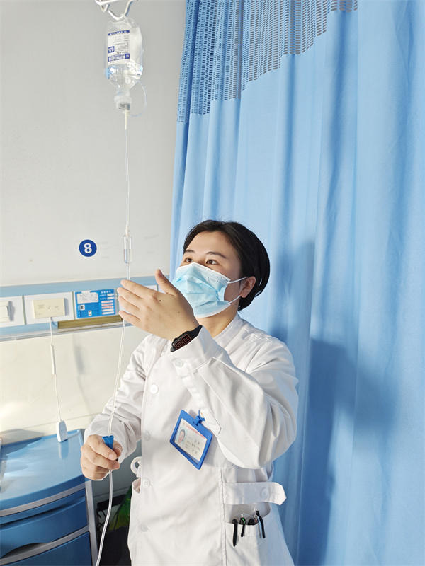 无影灯下治伤痛,深夜守护暖人心——记一场跨越年龄的医患温情