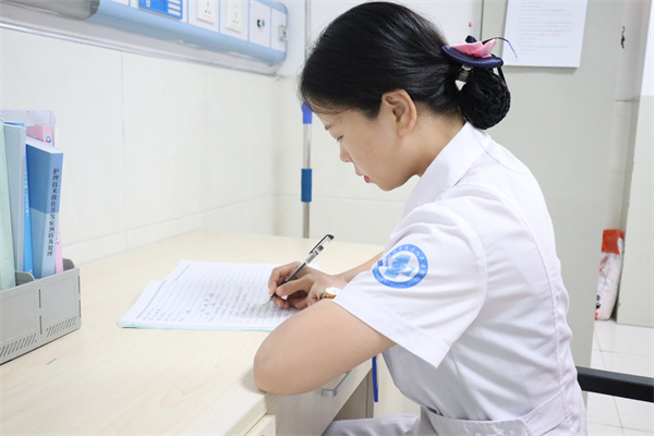 【医德医风】景德镇市第三人民医院消化内科护士长吴白慧:用心呵护病患  传递爱与信心